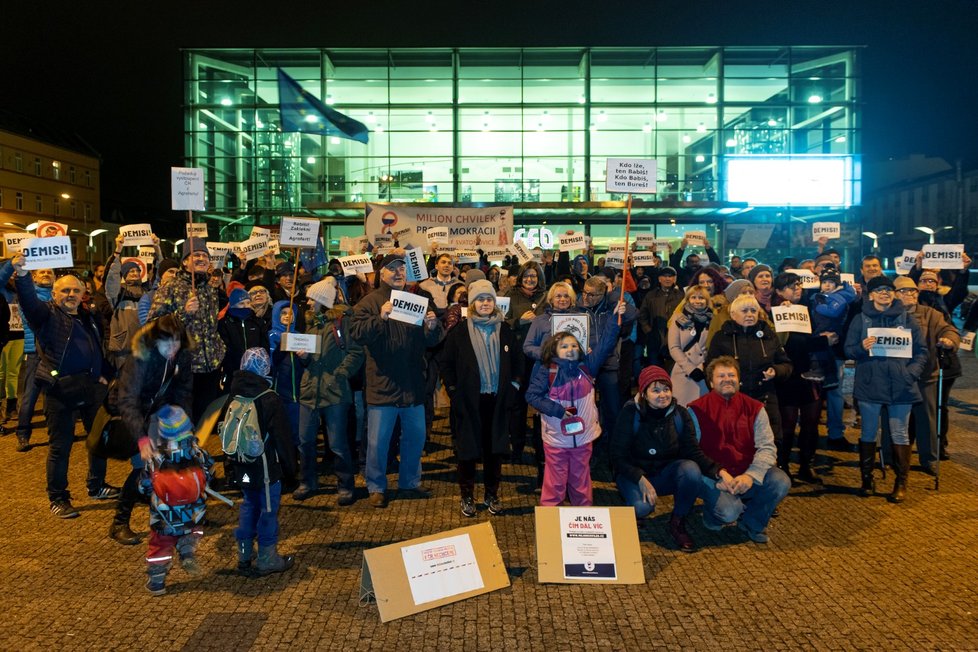 Stovky lidí se sešly po celé republice, aby v menších městech 16. prosince protestovali proti premiérovi Andreji Babišovi. Požadovaly opět jeho demisi. Protesty se konaly například v Děčíně, Táboře, Domažlicích, Berouně, nebo Trutnově. Akci svolal spolek Milion chvilek pro demokracii (16. 12. 2019)