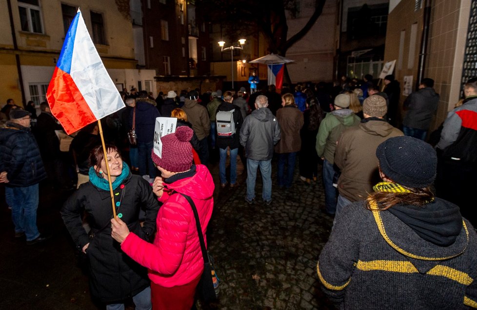 Stovky lidí se sešly po celé republice, aby v menších městech 16. prosince protestovali proti premiérovi Andreji Babišovi. Požadovaly opět jeho demisi. Protesty se konaly například v Děčíně, Táboře, Domažlicích, Berouně, nebo Trutnově. Akci svolal spolek Milion chvilek pro demokracii (16. 12. 2019)