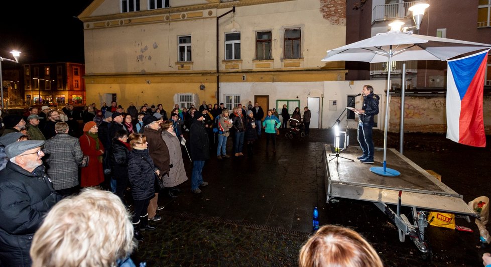 Stovky lidí se sešly po celé republice, aby v menších městech 16. prosince protestovali proti premiérovi Andreji Babišovi. Požadovaly opět jeho demisi. Protesty se konaly například v Děčíně, Táboře, Domažlicích, Berouně, nebo Trutnově. Akci svolal spolek Milion chvilek pro demokracii (16. 12. 2019)