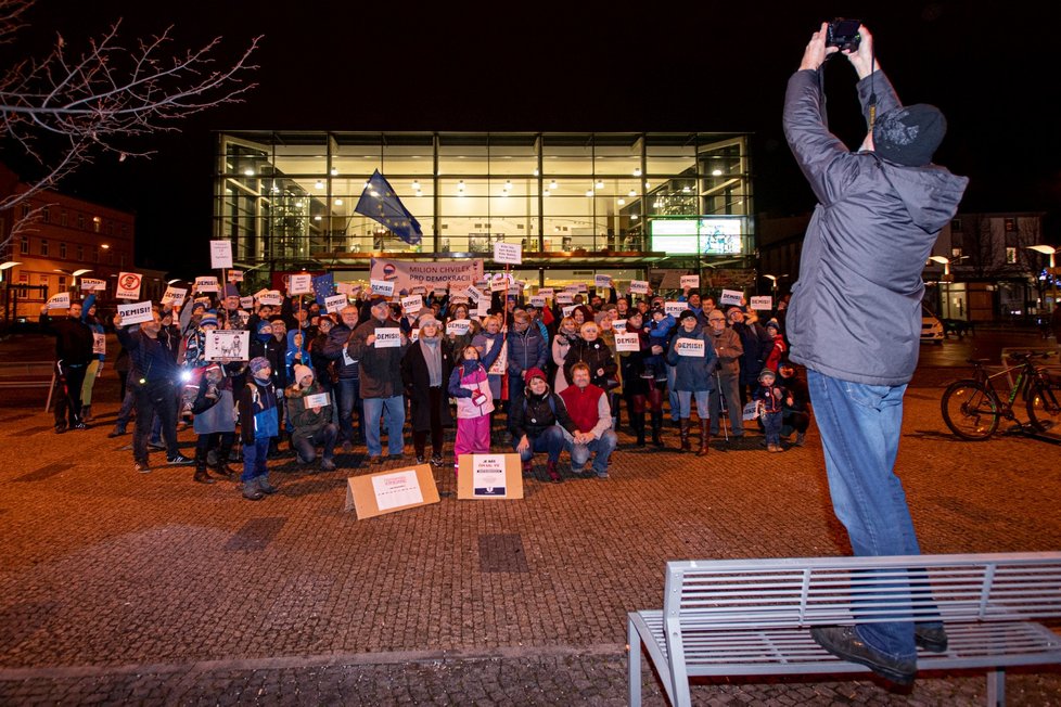 Stovky lidí se sešly po celé republice, aby v menších městech 16. prosince protestovali proti premiérovi Andreji Babišovi. Požadovaly opět jeho demisi. Protesty se konaly například v Děčíně, Táboře, Domažlicích, Berouně, nebo Trutnově. Akci svolal spolek Milion chvilek pro demokracii (16. 12. 2019)