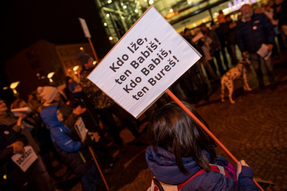 Stovky lidí se sešly po celé republice, aby v menších městech 16. prosince protestovali proti premiérovi Andreji Babišovi. Požadovaly opět jeho demisi. Protesty se konaly například v Děčíně, Táboře, Domažlicích, Berouně, nebo Trutnově. Akci svolal spolek Milion chvilek pro demokracii (16. 12. 2019)