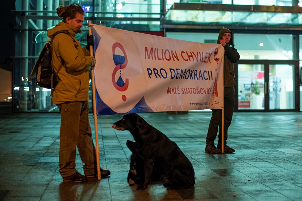 Stovky lidí se sešly po celé republice, aby v menších městech 16. prosince protestovali proti premiérovi Andreji Babišovi. Požadovaly opět jeho demisi. Protesty se konaly například v Děčíně, Táboře, Domažlicích, Berouně, nebo Trutnově. Akci svolal spolek Milion chvilek pro demokracii (16. 12. 2019)