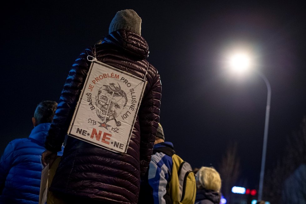 Stovky lidí se sešly po celé republice, aby v menších městech 16. prosince protestovali proti premiérovi Andreji Babišovi. Požadovaly opět jeho demisi. Protesty se konaly například v Děčíně, Táboře, Domažlicích, Berouně, nebo Trutnově. Akci svolal spolek Milion chvilek pro demokracii (16. 12. 2019)