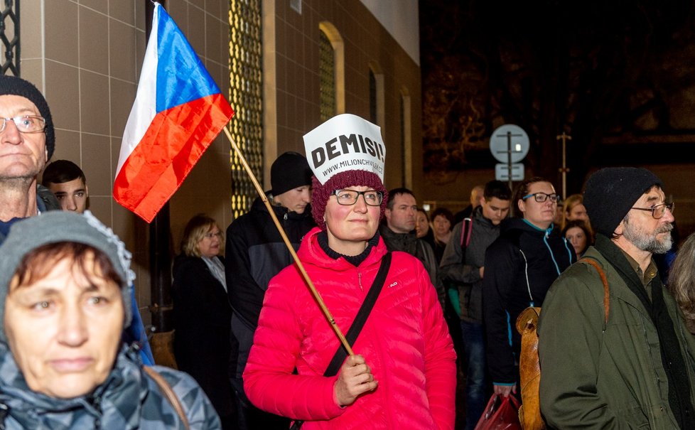 Stovky lidí se sešly po celé republice, aby v menších městech 16. prosince protestovali proti premiérovi Andreji Babišovi. Požadovaly opět jeho demisi. Protesty se konaly například v Děčíně, Táboře, Domažlicích, Berouně, nebo Trutnově. Akci svolal spolek Milion chvilek pro demokracii (16. 12. 2019)