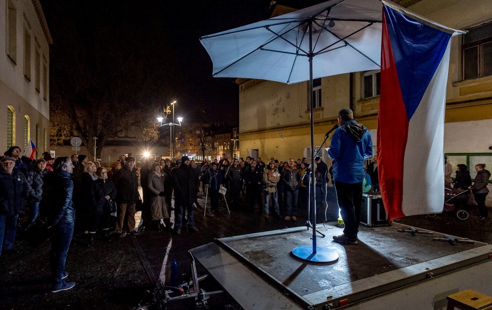 Stovky lidí se sešly po celé republice, aby v menších městech 16. prosince protestovali proti premiérovi Andreji Babišovi. Požadovaly opět jeho demisi. Protesty se konaly například v Děčíně, Táboře, Domažlicích, Berouně, nebo Trutnově. Akci svolal spolek Milion chvilek pro demokracii (16. 12. 2019)