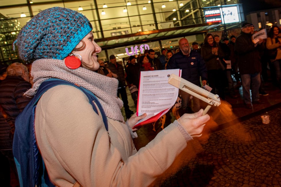 Stovky lidí se sešly po celé republice, aby v menších městech 16. prosince protestovali proti premiérovi Andreji Babišovi. Požadovaly opět jeho demisi. Protesty se konaly například v Děčíně, Táboře, Domažlicích, Berouně, nebo Trutnově. Akci svolal spolek Milion chvilek pro demokracii (16. 12. 2019)