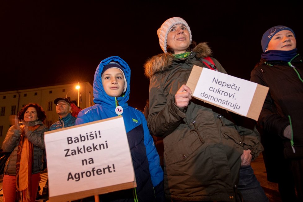 Stovky lidí se sešly po celé republice, aby v menších městech 16. prosince protestovali proti premiérovi Andreji Babišovi. Požadovaly opět jeho demisi. Protesty se konaly například v Děčíně, Táboře, Domažlicích, Berouně, nebo Trutnově. Akci svolal spolek Milion chvilek pro demokracii (16. 12. 2019)