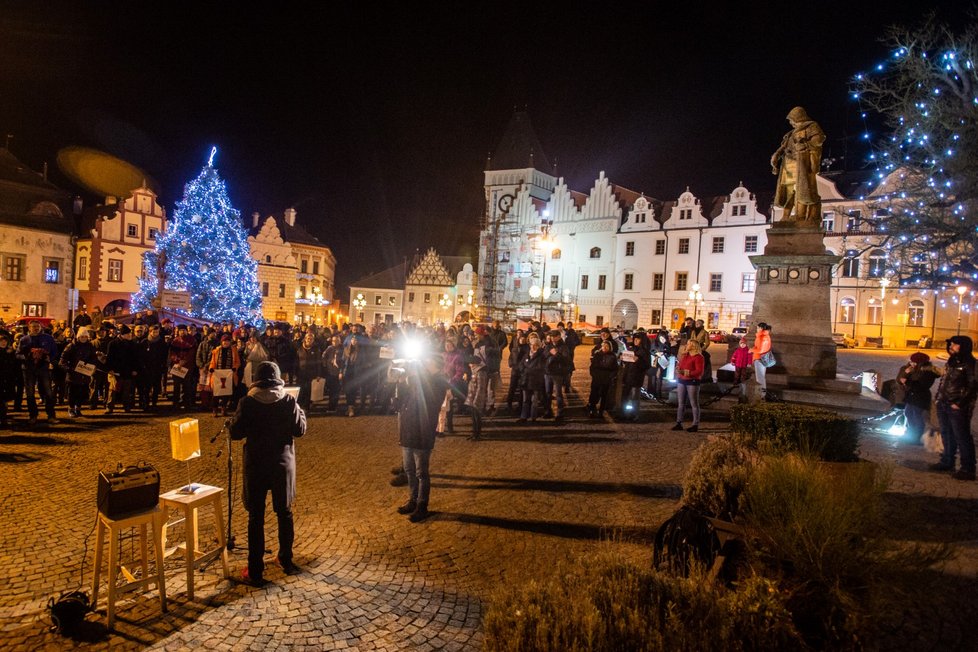 Stovky lidí se sešly po celé republice, aby v menších městech 16. prosince protestovali proti premiérovi Andreji Babišovi. Požadovaly opět jeho demisi. Protesty se konaly například v Děčíně, Táboře, Domažlicích, Berouně, nebo Trutnově. Akci svolal spolek Milion chvilek pro demokracii (16. 12. 2019)