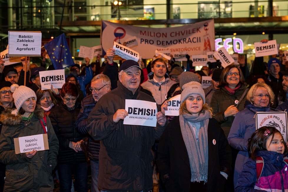 Stovky lidí se sešly po celé republice, aby v menších městech 16. prosince protestovali proti premiérovi Andreji Babišovi. Požadovaly opět jeho demisi. Protesty se konaly například v Děčíně, Táboře, Domažlicích, Berouně, nebo Trutnově. Akci svolal spolek Milion chvilek pro demokracii (16. 12. 2019)