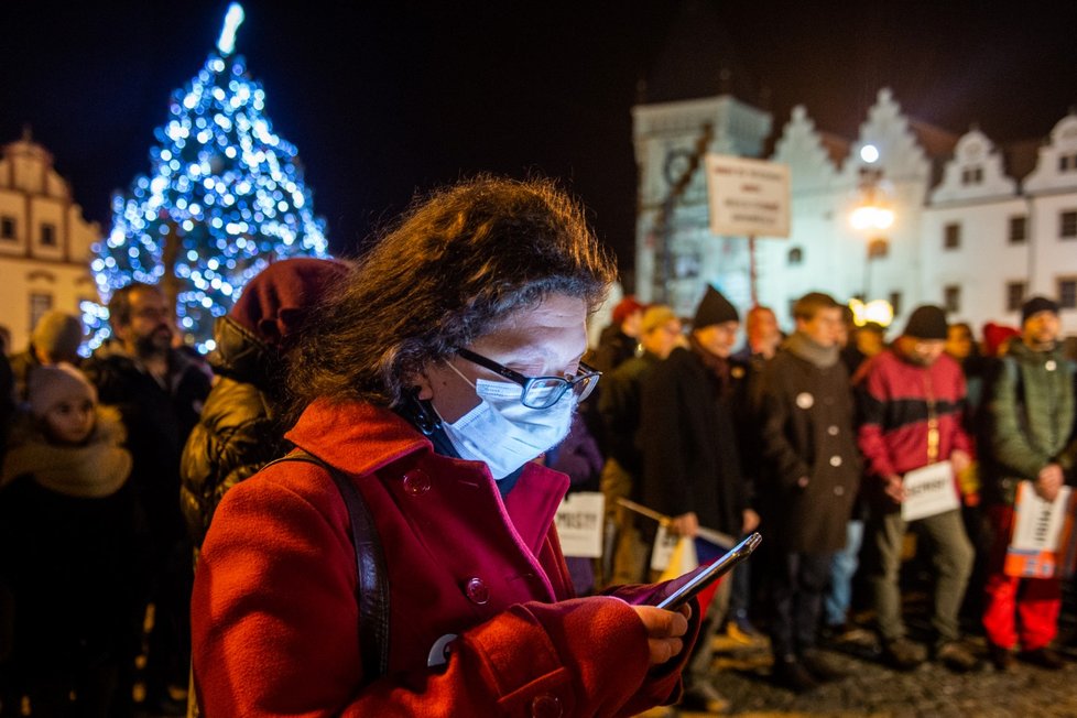 Stovky lidí se sešly po celé republice, aby v menších městech 16. prosince protestovali proti premiérovi Andreji Babišovi. Požadovaly opět jeho demisi. Protesty se konaly například v Děčíně, Táboře, Domažlicích, Berouně, nebo Trutnově. Akci svolal spolek Milion chvilek pro demokracii (16. 12. 2019)