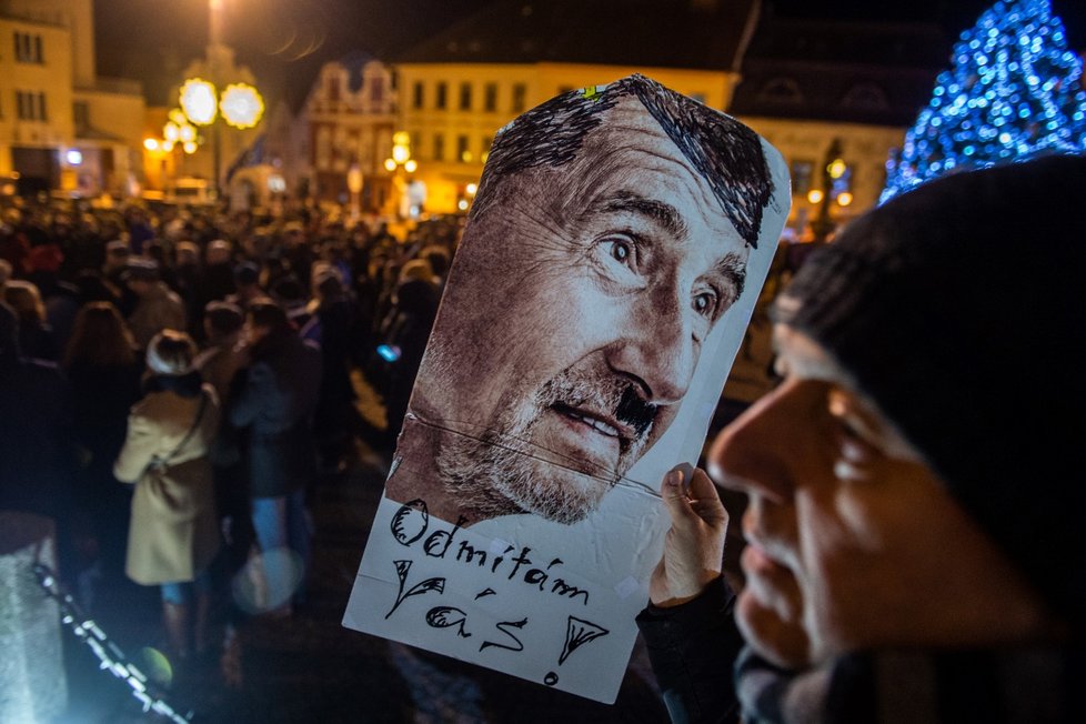 Stovky lidí se sešly po celé republice, aby v menších městech 16. prosince protestovali proti premiérovi Andreji Babišovi. Požadovaly opět jeho demisi. Protesty se konaly například v Děčíně, Táboře, Domažlicích, Berouně, nebo Trutnově. Akci svolal spolek Milion chvilek pro demokracii (16. 12. 2019)