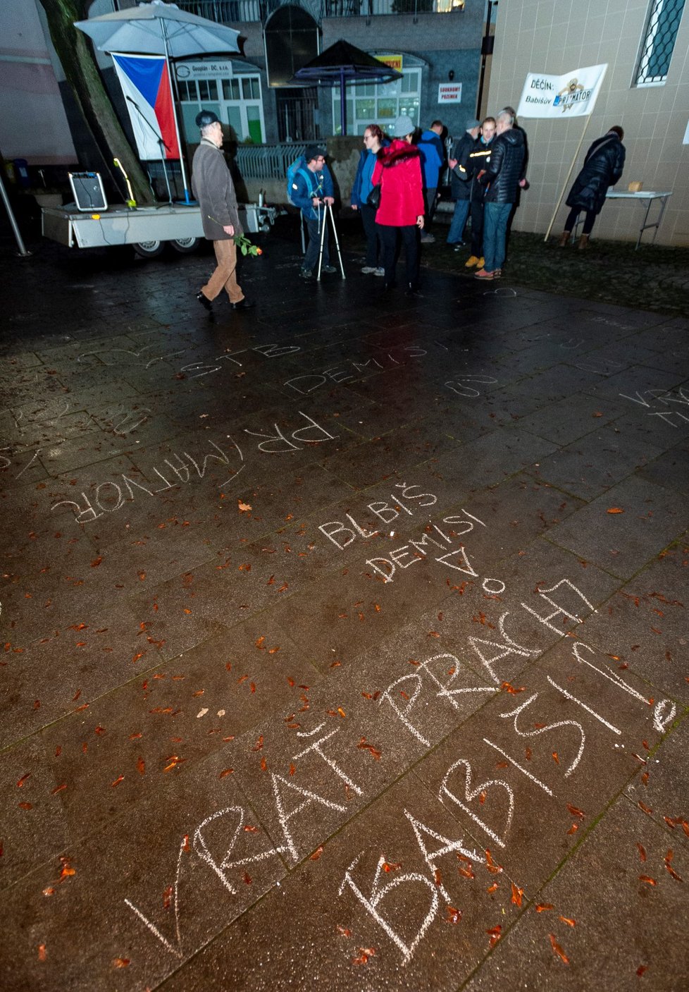 Stovky lidí se sešly po celé republice, aby v menších městech 16. prosince protestovali proti premiérovi Andreji Babišovi. Požadovaly opět jeho demisi. Protesty se konaly například v Děčíně, Táboře, Domažlicích, Berouně, nebo Trutnově. Akci svolal spolek Milion chvilek pro demokracii (16. 12. 2019)