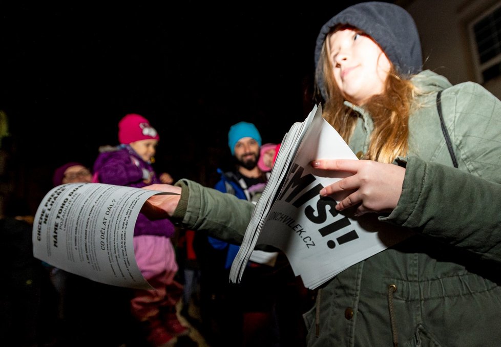 Stovky lidí se sešly po celé republice, aby v menších městech 16. prosince protestovali proti premiérovi Andreji Babišovi. Požadovaly opět jeho demisi. Protesty se konaly například v Děčíně, Táboře, Domažlicích, Berouně, nebo Trutnově. Akci svolal spolek Milion chvilek pro demokracii (16. 12. 2019)