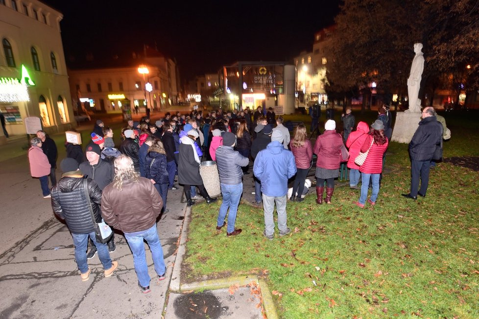 Stovky lidí se sešly po celé republice, aby v menších městech 16. prosince protestovali proti premiérovi Andreji Babišovi. Požadovali opět jeho demisi. Protesty se konaly například v Děčíně, Táboře, Domažlicích, Berouně nebo Trutnově. Akci svolal spolek Milion chvilek pro demokracii. (16. 12. 2019)