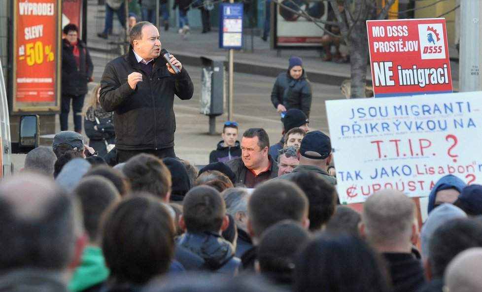 Na protiuprchlickém protestu v Brně promluvil předseda DSSS Tomáš Vandas.