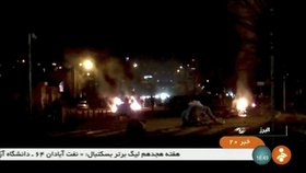 Během nočních protestů v Íránu zemřelo devět lidí.