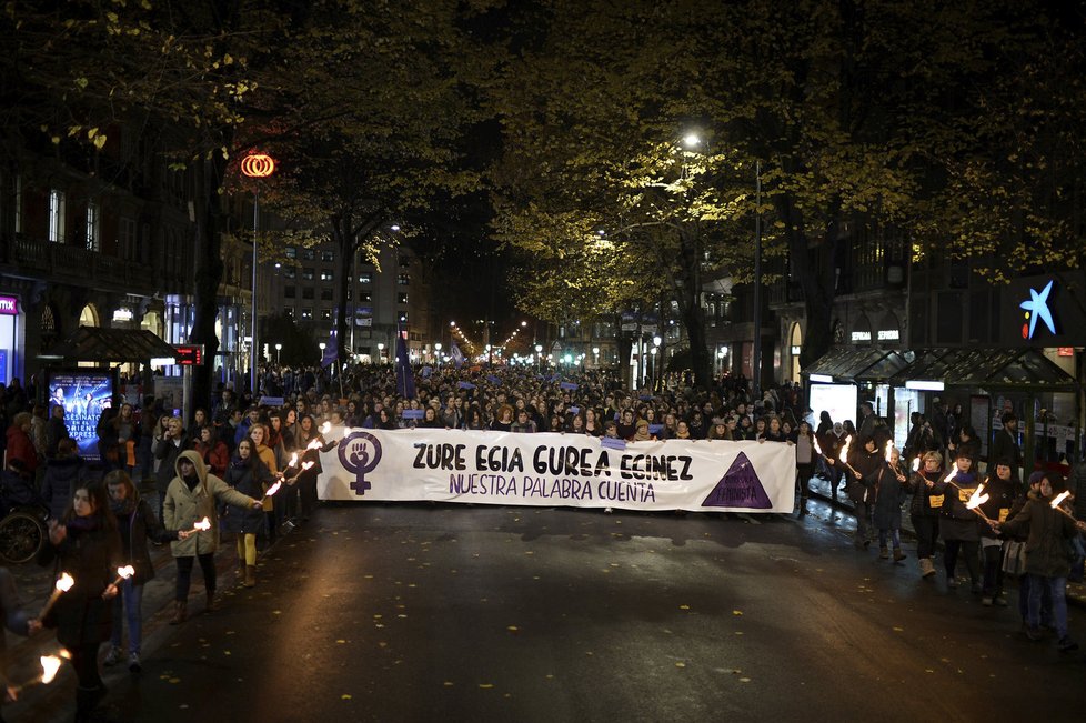 Demonstrace proti násilí na ženách.