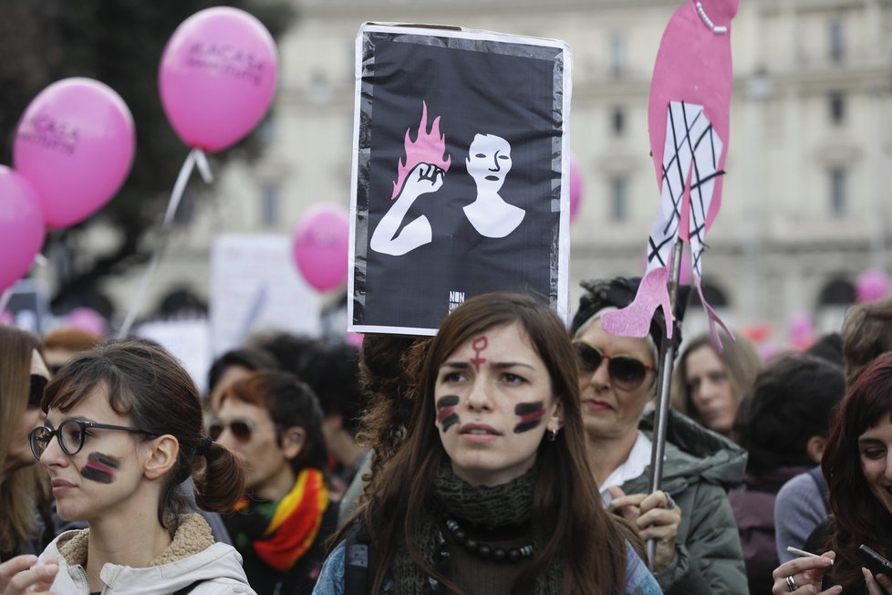 Demonstrace proti násilí na ženách.