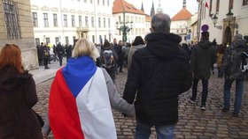 Pobodaný muslimský aktivista a jeho česká přítelkyně při pochodu na podporu uprchlíků
