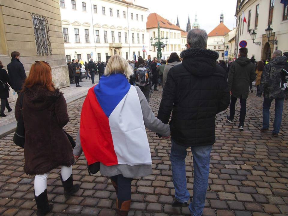 Pobodaný muslimský aktivista a jeho česká přítelkyně při pochodu na podporu uprchlíků