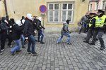 Protesty proti migraci v Praze: Napjatá situace na Malé Straně