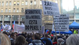 Protiuprchlická demonstrace na Václavském náměstí. Objevil se i transparent proti zařízení v Benešově.