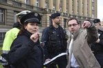 Pražské protesy 6. 2. 2016: Šéf Národní demokracie Adam B. Bartoš diskutuje s policistkou na Vítězném náměstí.