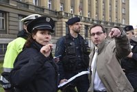 Radikála Bartoše sebrala policie, tvrdí spolustraníci. Bouřil proti „vetřelcům“