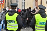 Demonstranti měli v Praze napadnout i vůz rozhlasu. Policisté nepomohli?