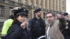 Pražské protesy 6. 2. 2016: Šéf Národní demokracie Adam B. Bartoš diskutuje s policistkou na Vítězném náměstí.