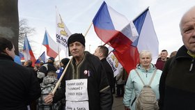 Pražské protesty 6. 2. 2016: "Islám a šaría mimo zákon," vyzývá demonstrant