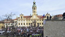 Protesty v Praze: Loretánské náměstí a střelba z poplašné pistole (6. 2. 2016)