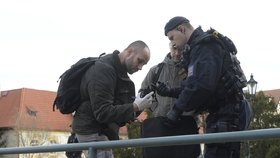 Protesty v Praze: Zajištěná zbraň na Loretánském náměstí