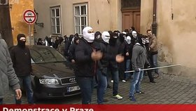Protesty v Praze: Policie s námahou oddělila skupiny odpůrců uprchlíků a antifašistů.