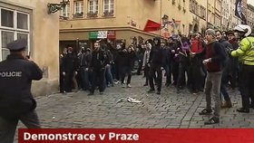 Protesty v Praze: Policie s námahou oddělila skupiny odpůrců uprchlíků a antifašistů.
