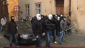 Protesty v Praze: Policie s námahou oddělila skupiny odpůrců uprchlíků a antifašistů.