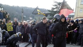 Protestní shromáždění Solidarita bez hranic: Policie proti některým účastník u Pražského hradu zasáhla.