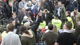 Incident během pražských protestů: Mladík střílel do vzduchu, naštěstí poplašnou pistolí.