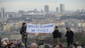 Protesty v Praze: Zastánci uprchlíků také dorazili před Pražský hrad.