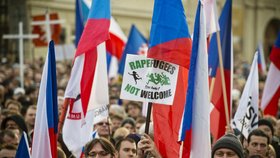 Pražský protest proti uprchlíkům na Hradčanském náměstí