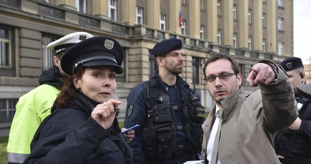 Radikála Bartoše sebrala policie, tvrdí spolustraníci.  Bouřil proti „vetřelcům“