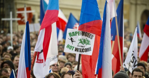 Lidí proti přijetí uprchlíků přibývá. Česko ale jedná o migrantech z Řecka