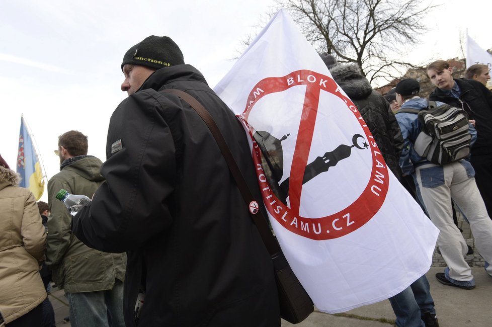 Protesty 6. února 2016 v Praze: Na Vítězném náměstí nechyběly ani vlajky Bloku proti islámu