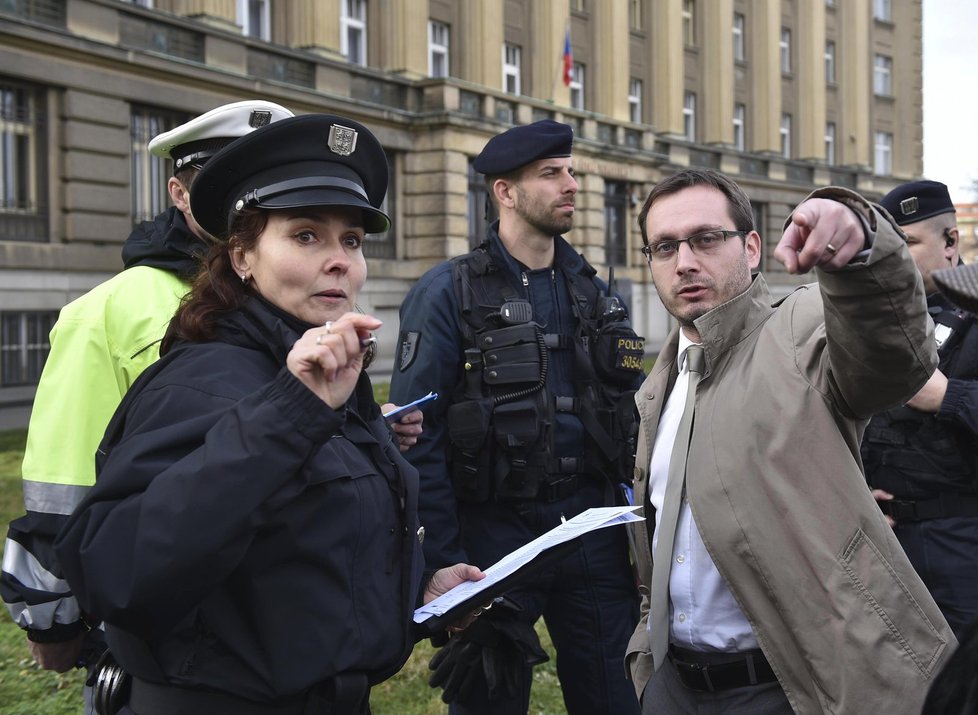 Pražské protesty 6. 2. 2016: Šéf Národní demokracie Adam B. Bartoš diskutuje s policistkou na Vítězném náměstí.