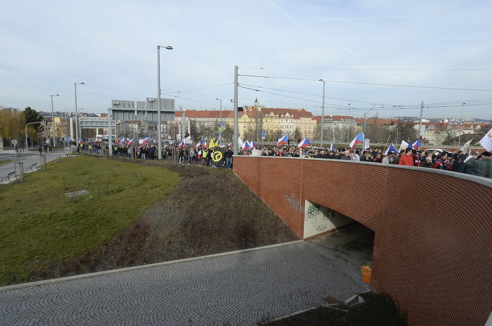 Protesty v Praze: Protivládní demonstrace na pochodu. Prašný most, 6. 2. 2016