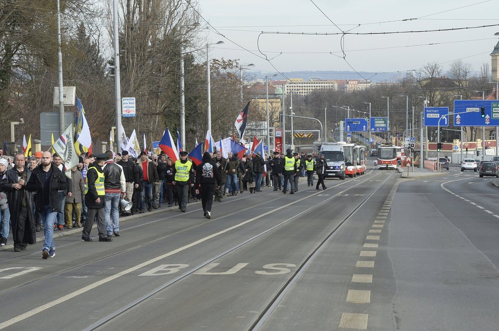 Protesty v Praze: Protivládní demonstrace na pochodu. Prašný most, 6. 2. 2016