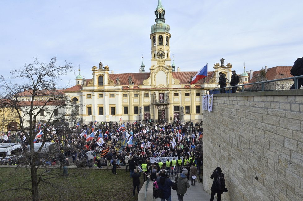 Protesty v Praze: Loretánské náměstí a střelba z poplašné pistole (6. 2. 2016)