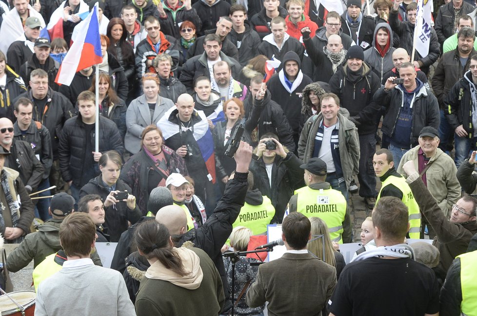 Protesty v Praze: Loretánské náměstí a střelba z poplašné pistole (6. 2. 2016)