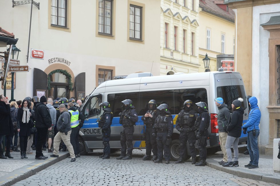 Protesty v Praze: Policejní kordon v Loretánské ulici (6. 2. 2016)