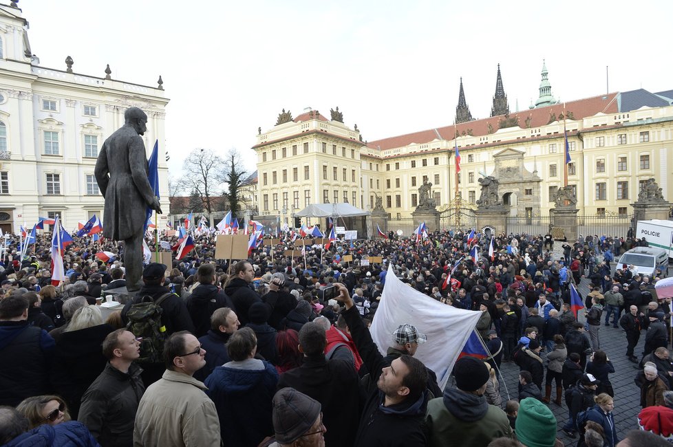 Protesty v Praze: Demonstrace před Pražským hradem